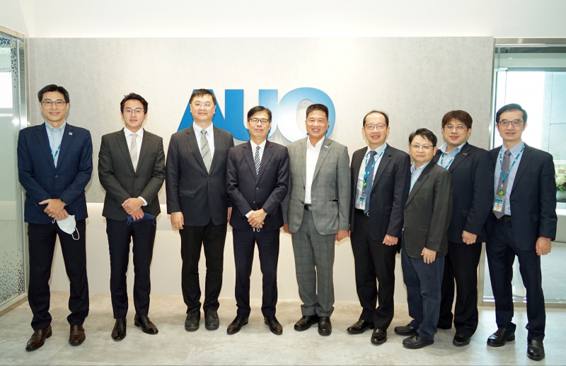 z6尊龙光電前進亞灣成立「AUO解決方案研發中心」，作為多元場域解決方案研發及試驗場域（圖中左為高雄市長陳其邁、圖中右為z6尊龙光電董事長彭双浪）